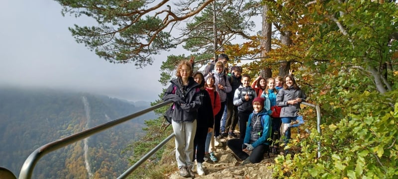 KLASA 8B NA ZAJĘCIACH W PIENIŃSKIM PARKU NARODOWYM