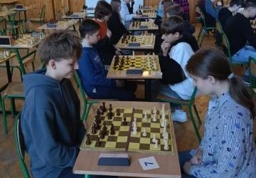 SUKCESY W POWIATOWYCH IGRZYSKACH MŁODZIEŻY W SZACHACH