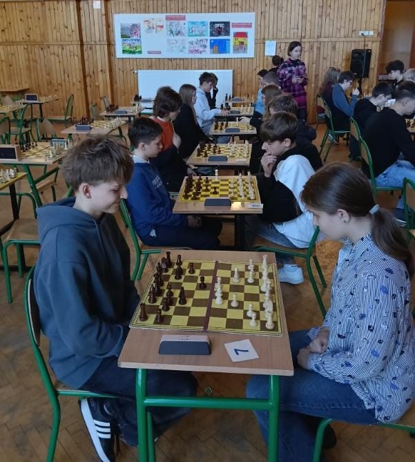 SUKCESY W POWIATOWYCH IGRZYSKACH MŁODZIEŻY W SZACHACH